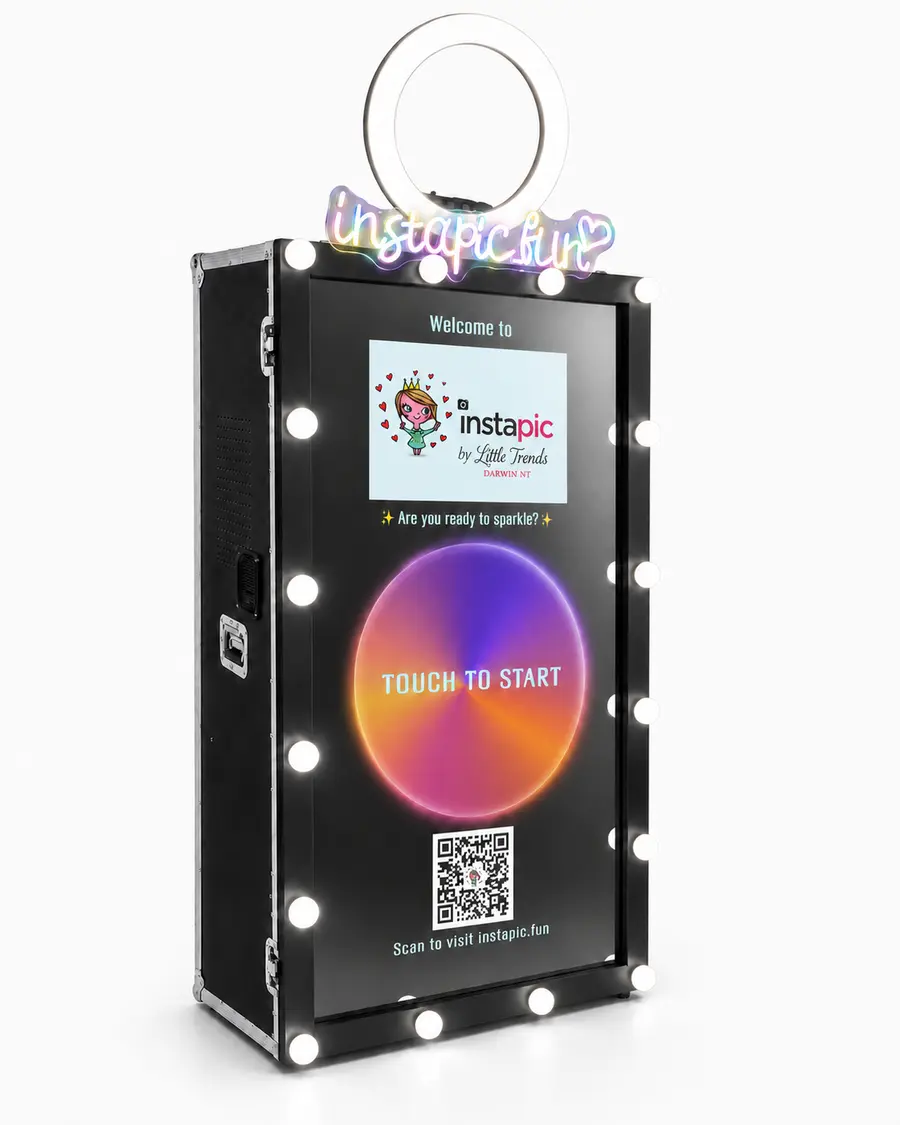 Instapic Mirror 1 with its black glamour frame and glowing bauble lights